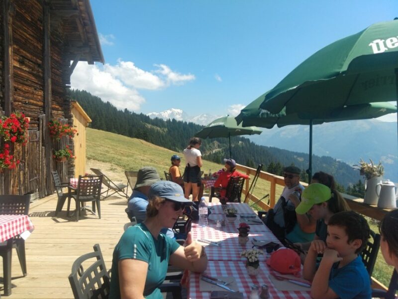 Rando journée panoramique avec repas savoyard en alpage face au Mont Blanc