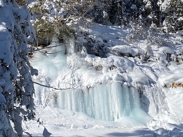 Les cascades de glace sur les traces du loup (raquettes NDB)