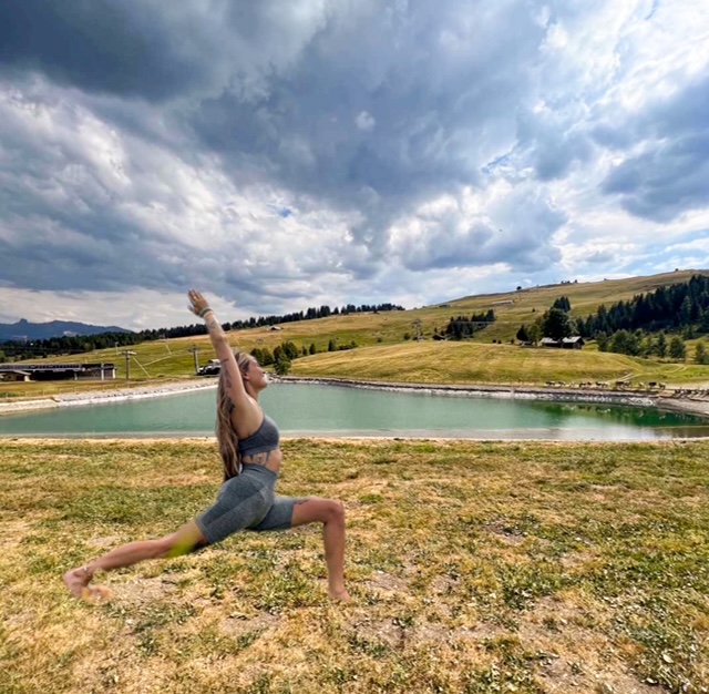 Rando yoga avec coucher de soleil au bord d’un lac
